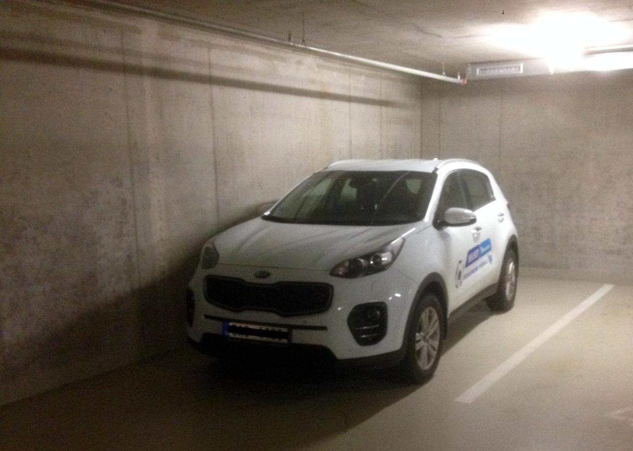 Апартаменти Onsite Free Garage Parking, 10Min Centre By Bus Прага Екстер'єр фото